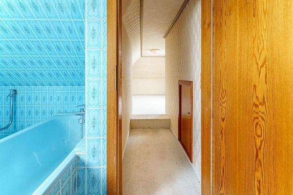 Wannenbad; Zugang Gästebereich/Kinderzimmer