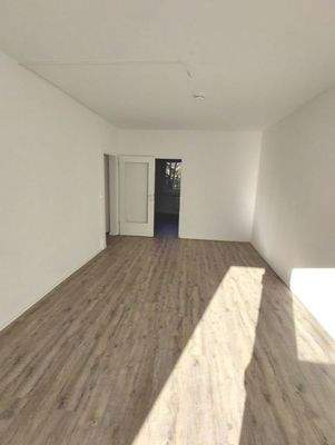 Leerer Raum mit Holzboden