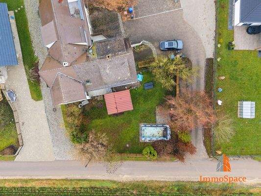 Blick von oben auf das Haus und das Grundstück