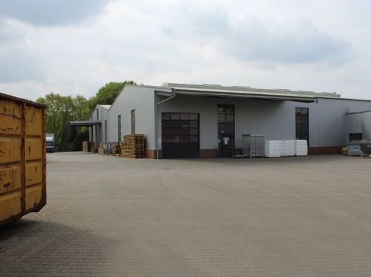 Außenansicht Halle 1 + 2 Zufahrt