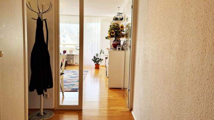 Heller Flur durch die Glastüre