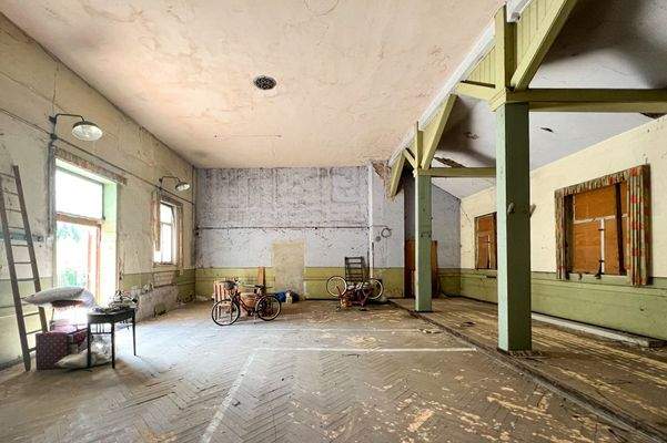 Saal- perfekt als Gastraum oder Atelier geeignet