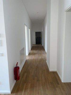 Heller Flur mit Holzboden