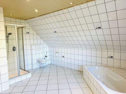 Wannen- und Duschbad mit WC im Obergeschoss