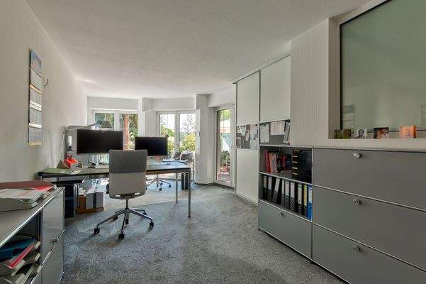 Büro mit Zugang zum Garten