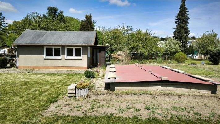 Laube und ehem. Pool