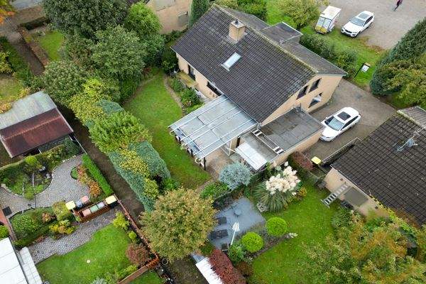 Rückseite mit Garten und Überdachung