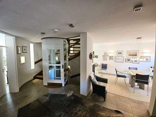 großzügiger Eingangsbereich