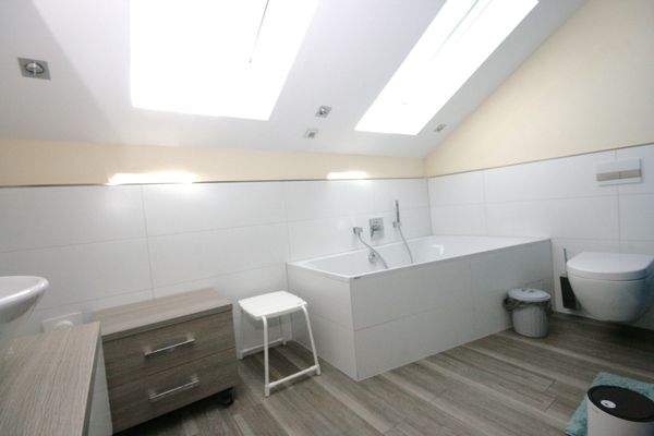 großes (Eltern-) Badezimmer (Bild 02)