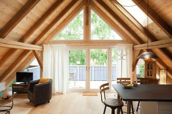 Außergewöhnliches Wohnzimmer mit Blick auf urigen Garten.jpg