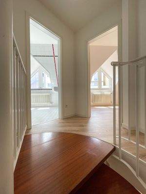 Treppenaufgang links Badezimmer und rechts Schlafzimmer