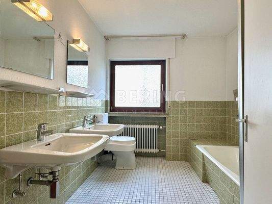 Bad mit Wanne und Dusche/WC