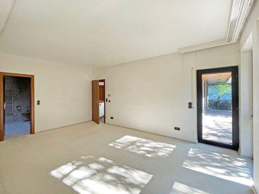 Das Masterschlafzimmer bietet einen direkten Zugang zum Garten sowie einen herrlichen Blick ins Grüne