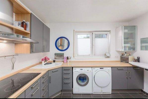 Hauswirtschaftsraum mit zusätzlicher Küche