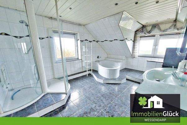 Badezimmer mit Dusche & Badewanne