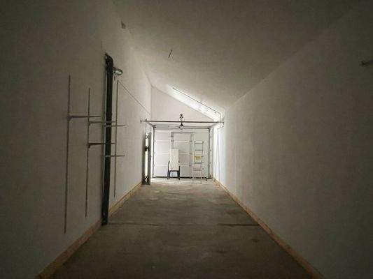 Garage neben der Wohnung im EG, mit elektr. Rolltor und Türe