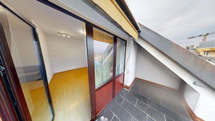 Übergang vom Wohnzimmer zur Loggia 