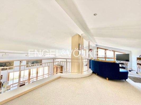 OG: Galerie mit Sitzgelegenheit