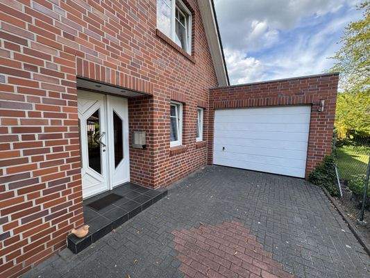 Hauseingang / Garage