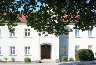 Die Vorderansicht auf das imposante Stadthaus