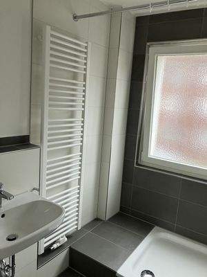 Bad mit Dusche und Fenster