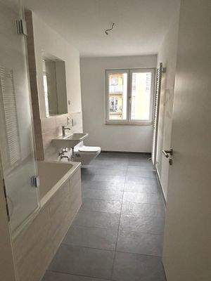 Tageslichtbad mit Wanne