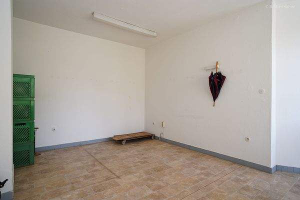 Gewerbeeinheit links