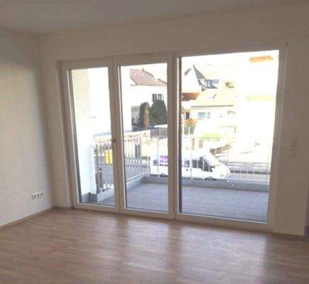 Wohn/Esszimmer mit Blick auf Balkon