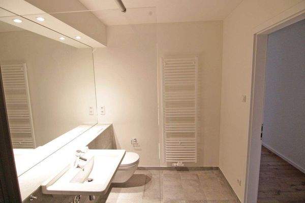 Elegantes Bad mit großer Dusche