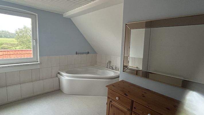 ... mit Eckbadewanne