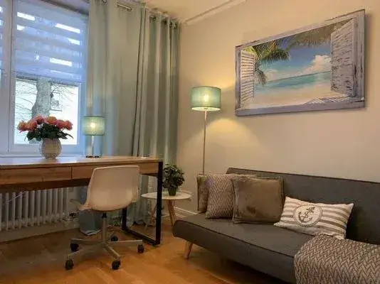 Arbeitszimmer mit Gästesofa.webp