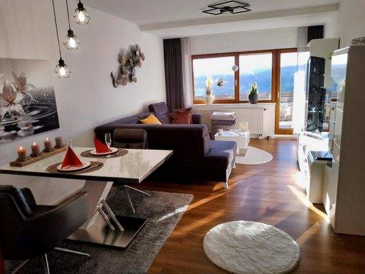 Wohnzimmer mit Blick zum Balkon