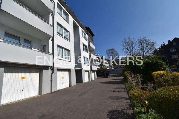 Frontseite mit Garagen