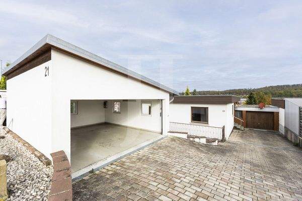 Einfahrt mit Blick auf das Haus