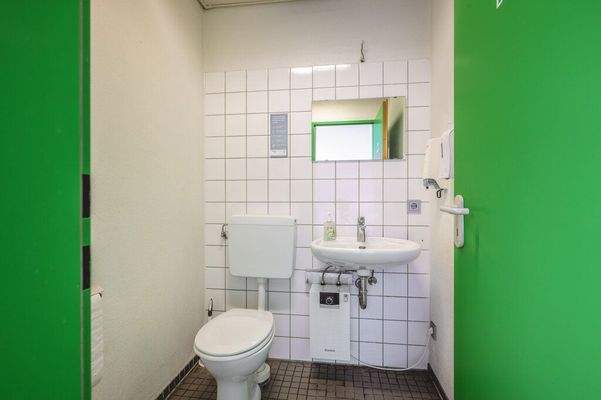 Sanitäre Anlage der rechten Hallenhälfte