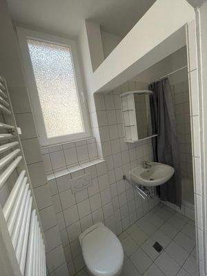 Kleines Badezimmer mit Dusche