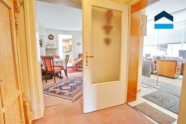 Flur mit Zugang zum Büro