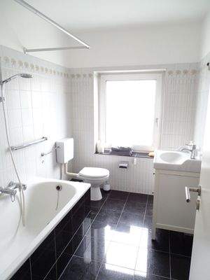 Bad mit Dusch-Badewanne + Fenster