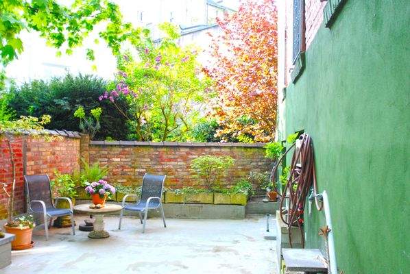 Hinterhof, Patio im EG