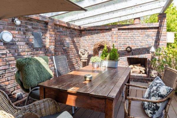 Überdachte Terrasse mit Kamin • Zugang zum Wintergarten