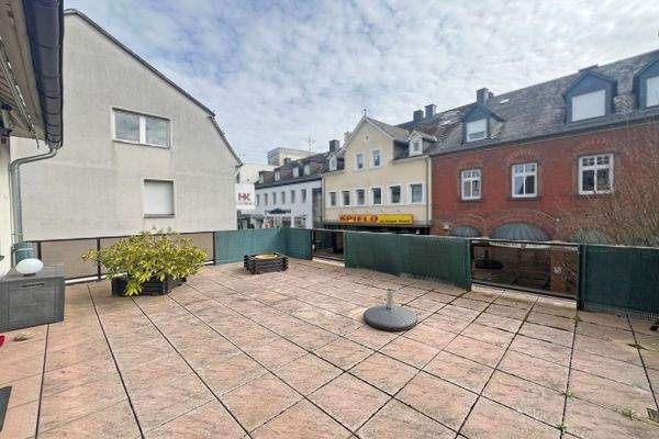 große Terrasse mit Markise