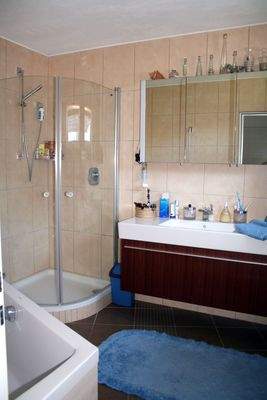Badezimmer mit Dusche   Eckbadewanne