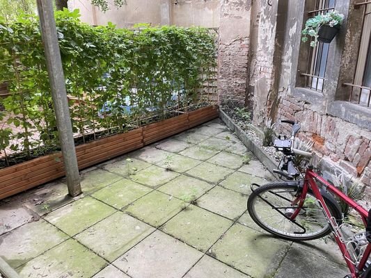 hofseitige Terrasse EG rechts