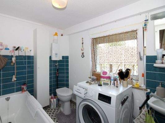 Badezimmer mit Badewanne OG