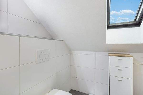 modernes und helles Badezimmer