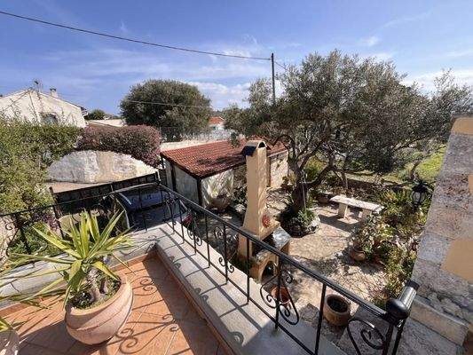 Kreta, Paleloni – Traditionelles kretisches Haus mit ikonischen Steinbögen