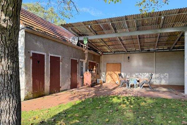 Nebengebäude mit Werkstatt und Lagerräumen