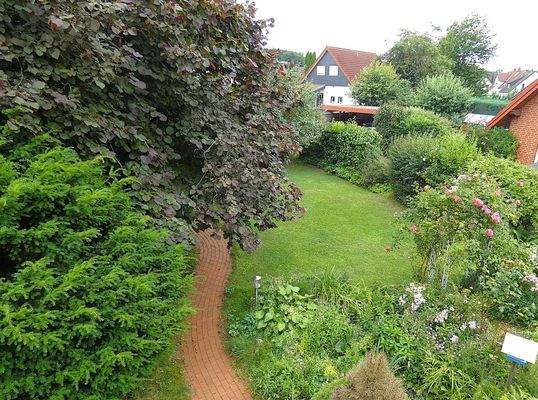 Blick vom Balkon in den Garten