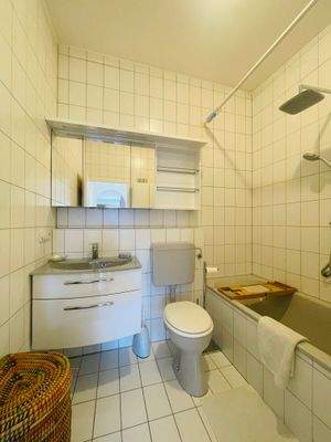 Bad mit Badewanne und Toilette