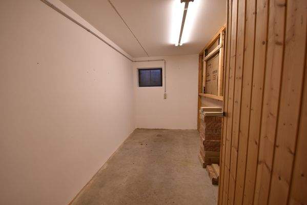 Kellerabteil mit Strom und Licht